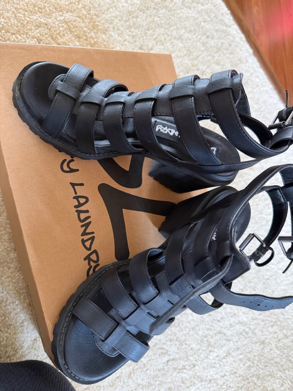 Dirty laundry shoes - Picture 3 of 3